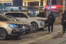 石家庄一理想ONE破门而入从商场横穿