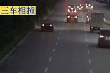 极度危险！车辆随意并线引发三车相撞！