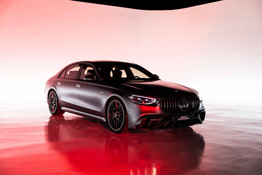 04.全新AMG S 63 E PERFORMANCE是AMG第3款搭載E PERFORMANCE混動系統(tǒng)的量產(chǎn)車型，擁有高達(dá)590千瓦的綜合最大功率、1,430牛米的綜合峰值扭矩，百公里加速3.3秒，堪稱史上性能最強的S級轎車.jpg