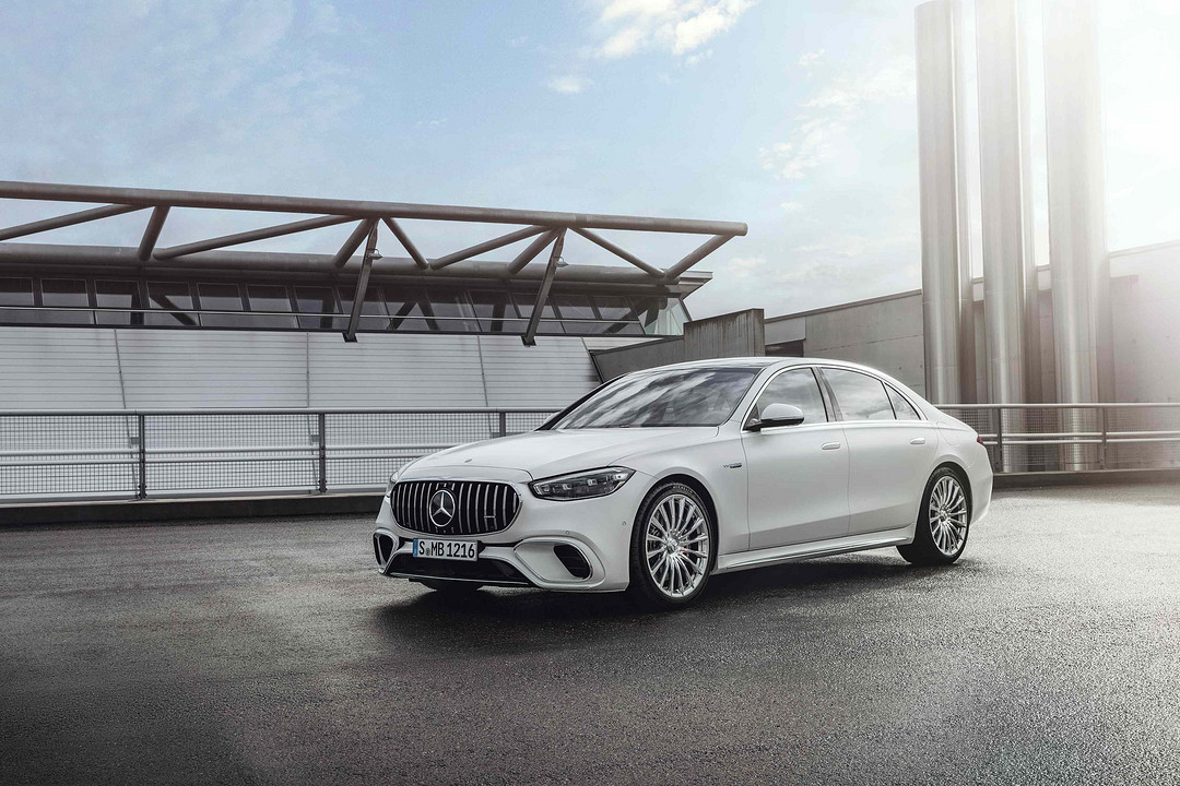 11.全新AMG S 63 E PERFORMANCE是首款采用AMG家族標(biāo)志性垂瀑式格柵的AMG S級四門轎車，引擎蓋上銀、黑色的AMG徽章取代了三叉星徽，彰顯阿法特巴赫的純粹基因。諸多AMG家族標(biāo)志性設(shè)計與混動車型專屬元素，強調(diào)其“非凡駕馭”旗艦車型的尊崇身份.jpg