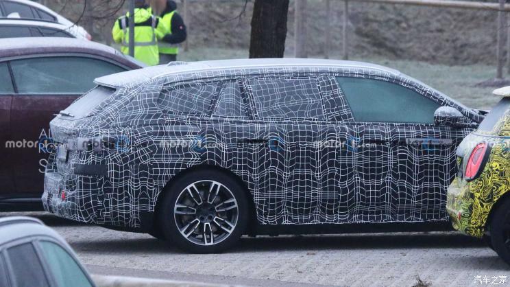 Впервые опубликованы шпионские фотографии подключаемого гибрида BMW 5 серии Touring следующего поколения