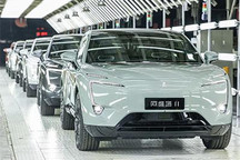 年内交付 阿维塔11和011量产车正式下线