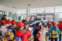 聚焦绿色环保，小记者团参观北京蟹岛特斯拉中心