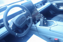 哪吒S最新内饰谍照曝光 采用三屏设计