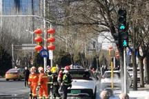 现场伴随爆炸声 北京一辆AION LX起火