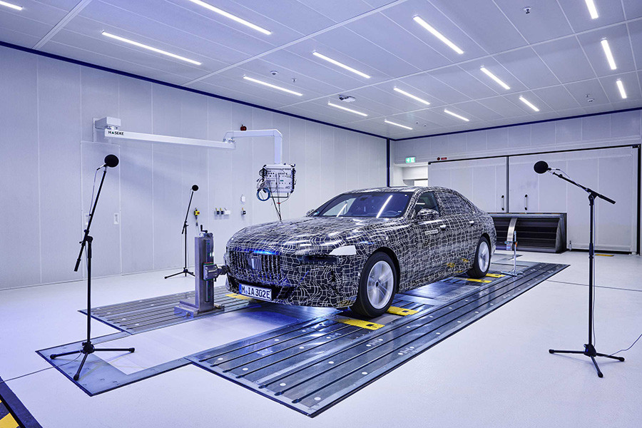 01. BMW i7在寶馬集團研究與創(chuàng)新中心試驗臺接受聲學測試.jpg
