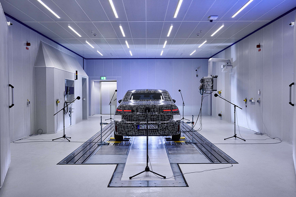 02. BMW i7在寶馬集團研究與創(chuàng)新中心試驗臺接受聲學測試.jpg