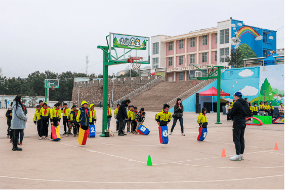 2022捷豹路虎希望小學迎春之旅為愛啟程