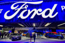 “一分为三”的福特，面前有两条相反的路
