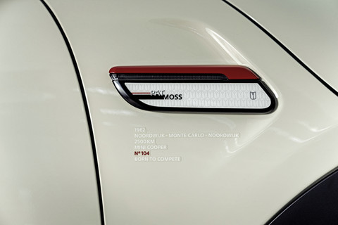 03.侧舷窗印有郁金香图案及”Pat Moss“字样.jpeg
