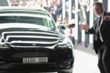 特斯拉柏林工厂正式开业 马斯克如约即兴“尬舞”