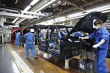 被卡住的汽车业：数千员工睡工厂，蔚小理推迟上新