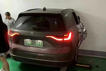 车头严重损毁 佛山一蔚来ES8地库撞墙