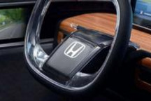 “固执”让本田学会“触电”？