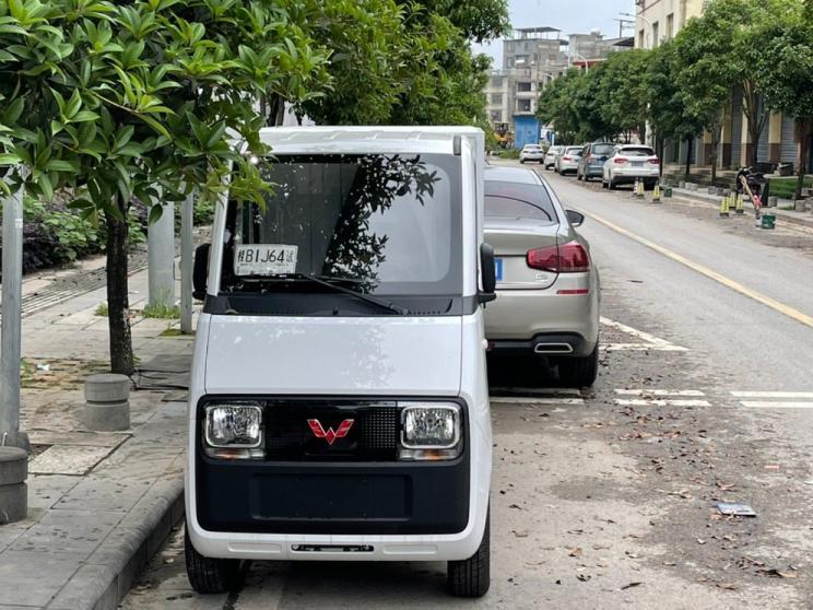 Экспресс-трехколесный велосипед, превращенный в автомобиль?  Шпионские фотографии Wuling E10