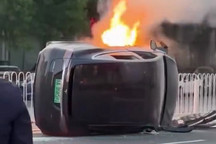 突发：疑似一部特斯拉Model Y翻车起火