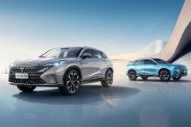 首创27寸全景无界滑移屏，全新第三代荣威RX5秀出内饰新玩法