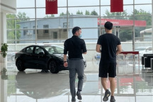 重现 “烟火气” 特斯拉上海门店恢复首日迎来首批客户