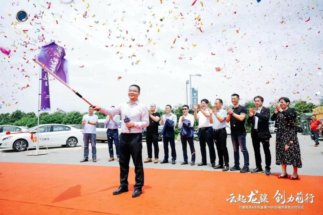 В связи с 30-летием основания Shenlong Motors поставки первой партии новых автомобилей Dongfeng Fukang ES600 идут полным ходом.
