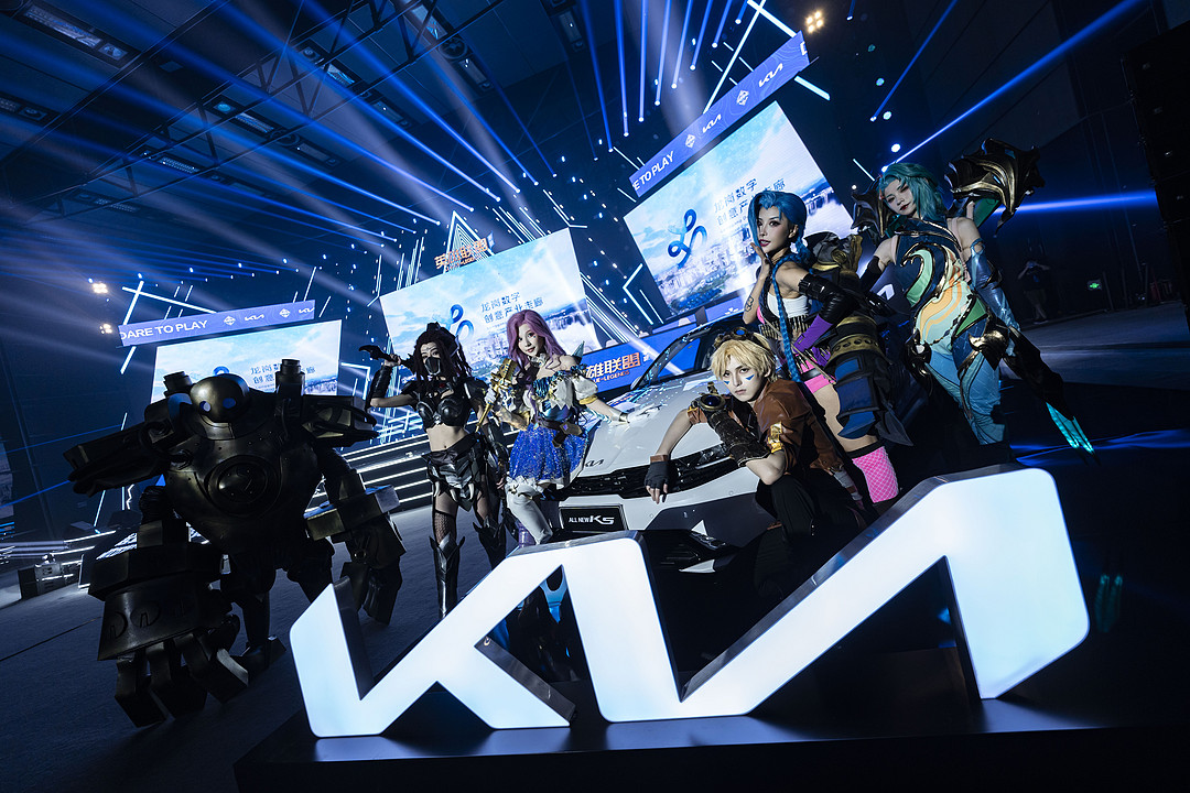 起亞K5吸引年輕Coser.jpg