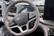 比亚迪护卫舰07内饰谍照 家族风格浓郁