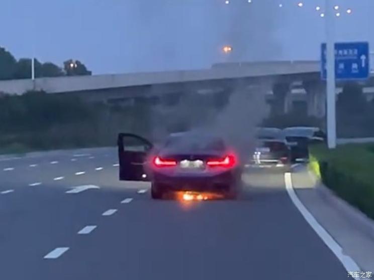 Никто пока не пострадал, у седана BMW i3 загорелось шасси во время движения