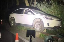 特斯拉“自动驾驶”撞路灯 真相竟是…