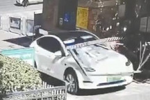网传特斯拉Model Y突然意外加速撞墙