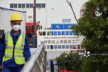 在特斯拉生产一线，他们进退两难 | 深度