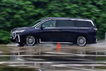 智驾开箱丨魔毯和自动泊车很靠谱，场地试驾岚图梦想家