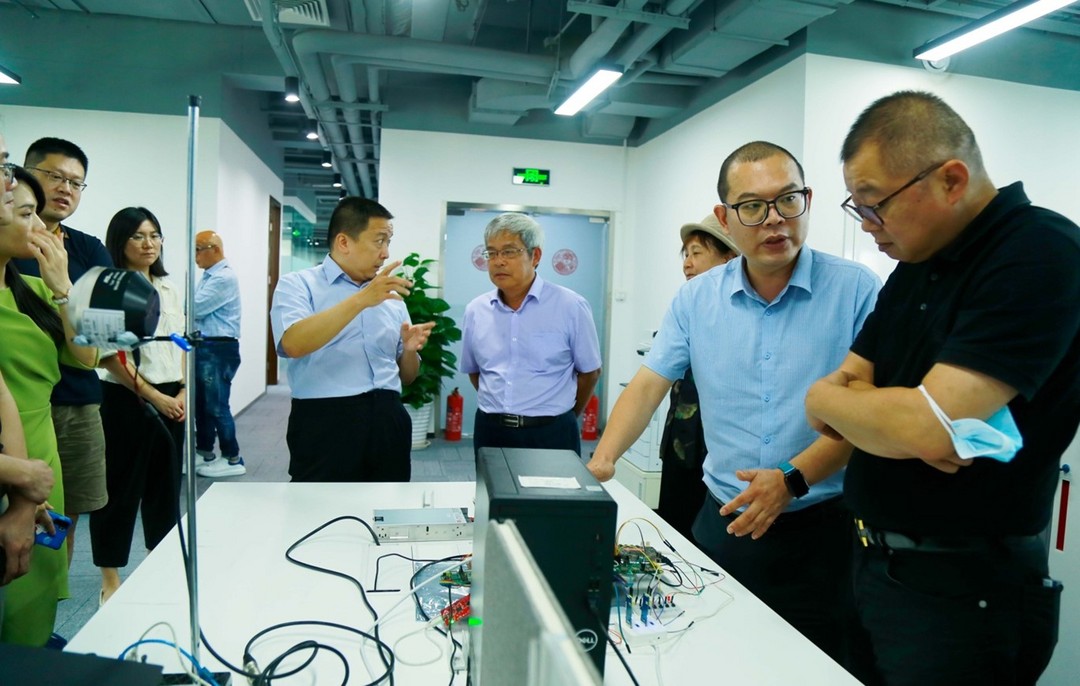 深化校企合作 探索產(chǎn)教融合-記廣西民族大學(xué)相思湖學(xué)院代表團(tuán)到核芯達(dá)參觀交流