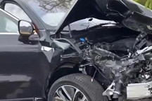 两车相撞车祸 理想L9发动机舱受损严重