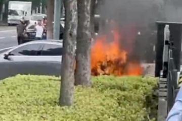 什么情况？小鹏P7在某品牌4S店门口自燃