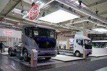 比亚迪首次发布全新刀片电池大巴底盘技术平台