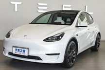 警方在高速公路上追击疑似失控特斯拉