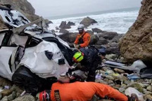 警方通报 特斯拉跌落76米高悬崖成废铁