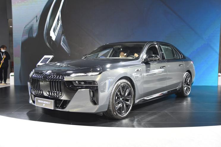 Хайнаньский автосалон 2023: BMW i7 представлен/продан за 1,459 млн юаней