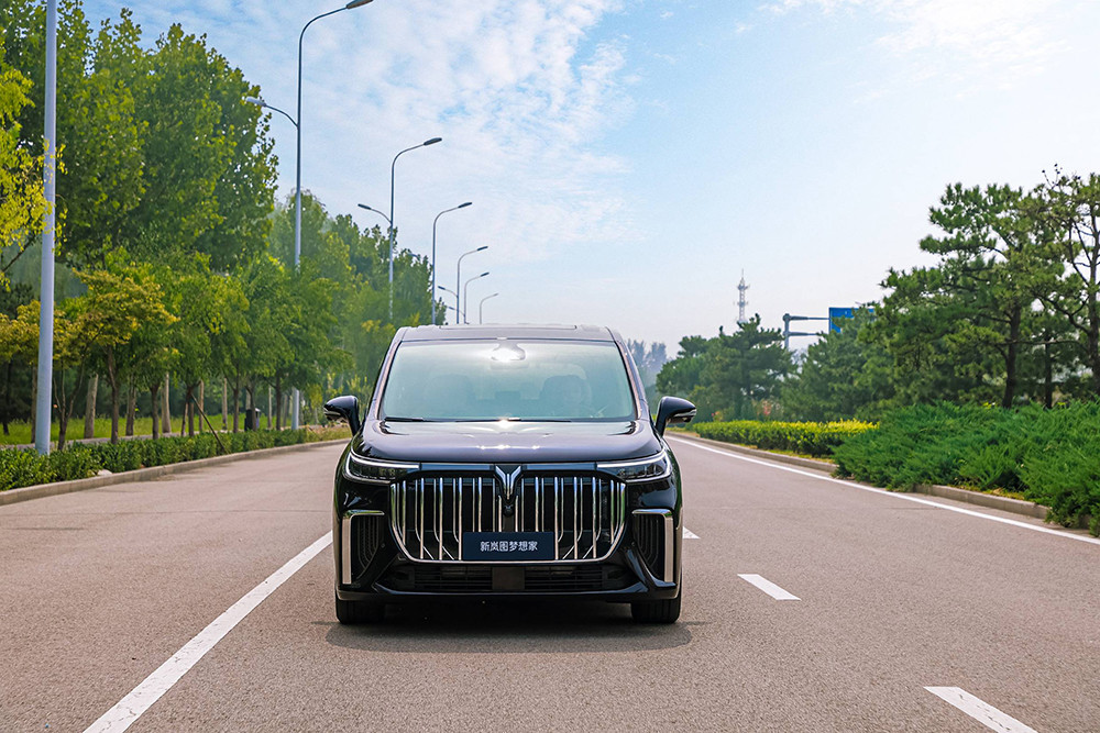 新嵐圖夢想家CLTC純電續(xù)航 236km，CLTC綜合續(xù)航1231km.jpg