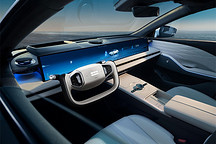 8255芯片+45寸大连屏，吉利银河E8实车全球首秀