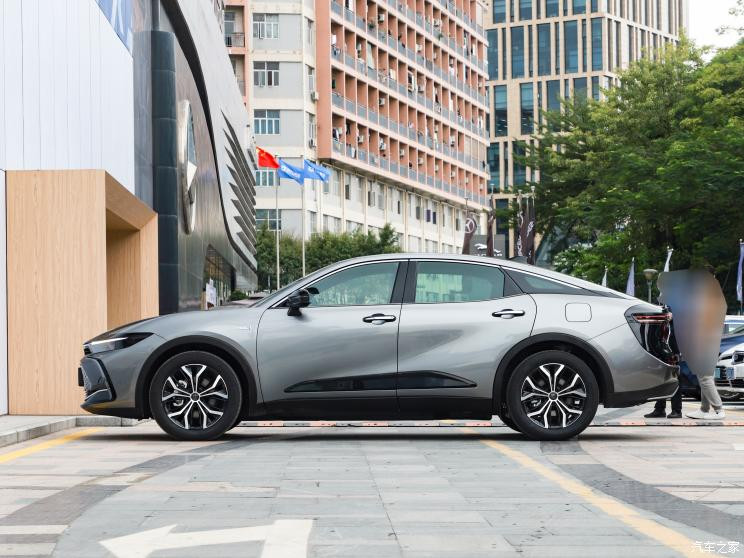 豐田(進(jìn)口) 皇冠(進(jìn)口) 2023款 2.5L SportCross HEV兩驅(qū)尊貴版
