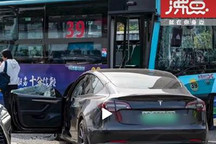 一特斯拉Model 3起步后径直撞向公交车