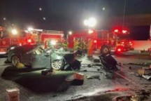 刚宣布在美召回就出事？一辆特斯拉撞上消防车 司机当场身亡
