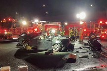 特斯拉高速公路追尾停在路边的消防车