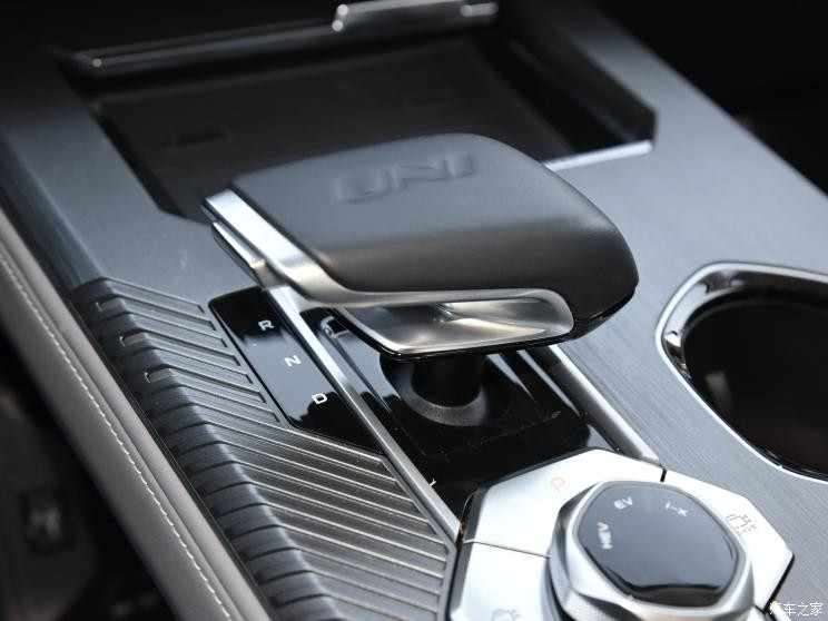 長(zhǎng)安汽車(chē) 長(zhǎng)安UNI-K 智電iDD 2023款 智電iDD 1.5T 135km智領(lǐng)型 