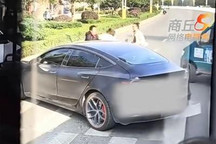 特斯拉车主与电动自行车车主马路上互殴