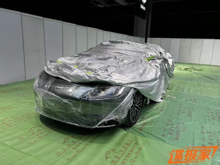 Тур на Шанхайском автосалоне 2023: представлен настоящий автомобиль Yuanhang Y6