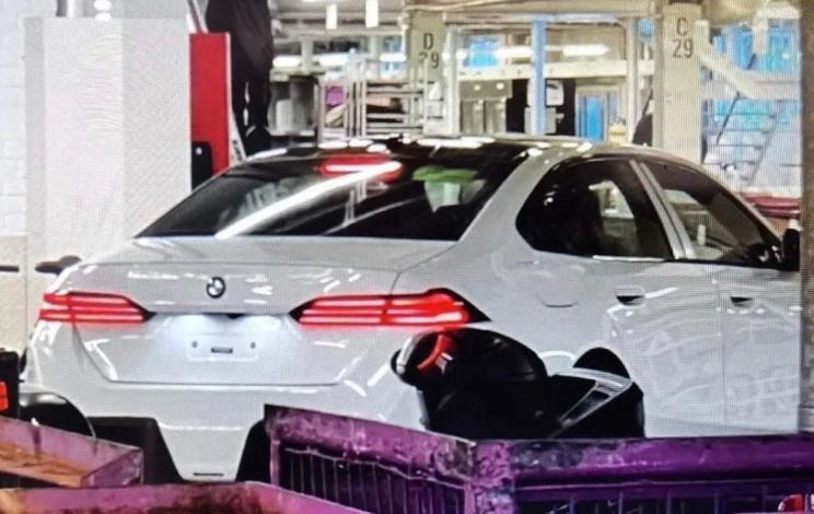 Новый неприкрытый настоящий автомобиль BMW 5 серии представлен 24 мая