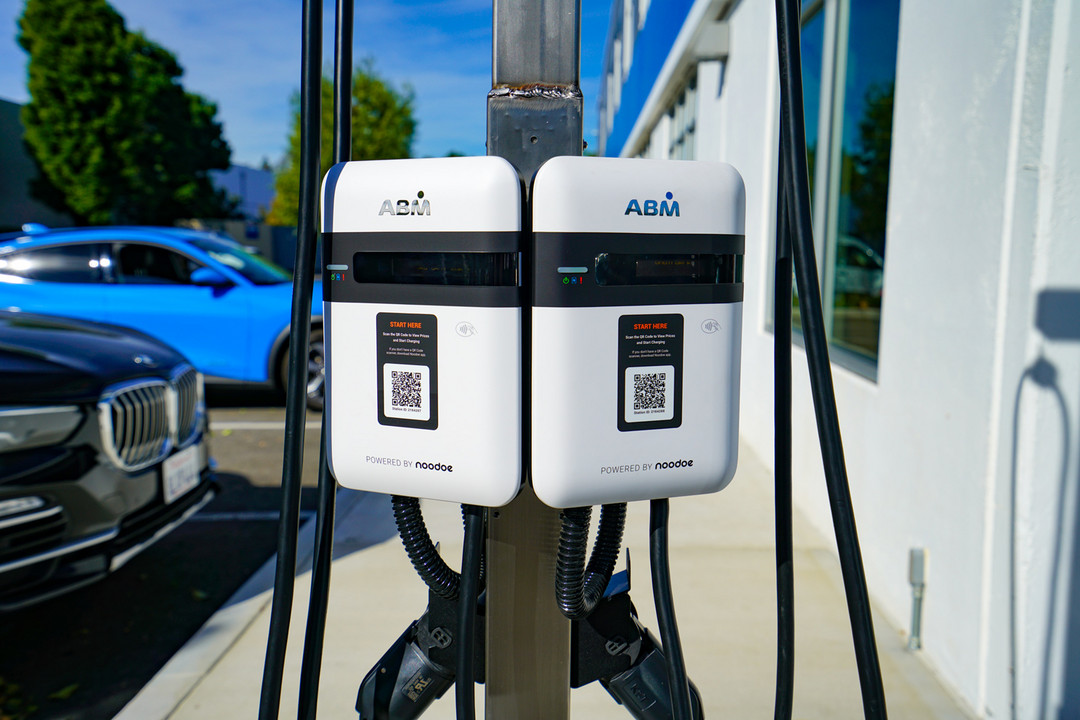 ABM推出其首个品牌集成电动汽车充电解决方案