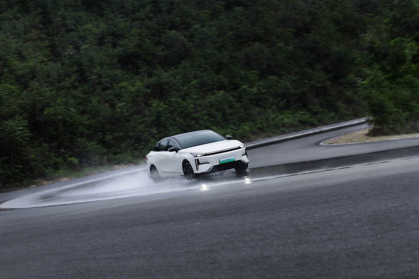 247km/h高环极速、80km/h湿地紧急避险，吉利银河L6发布动态新能