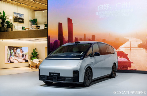 理想MEGA搭载的是与宁德时代共同研发的5C电池 图源:宁德时代微博 理想MEGA搭载的是与宁德时代共同研发的5C电池 图源:宁德时代微博